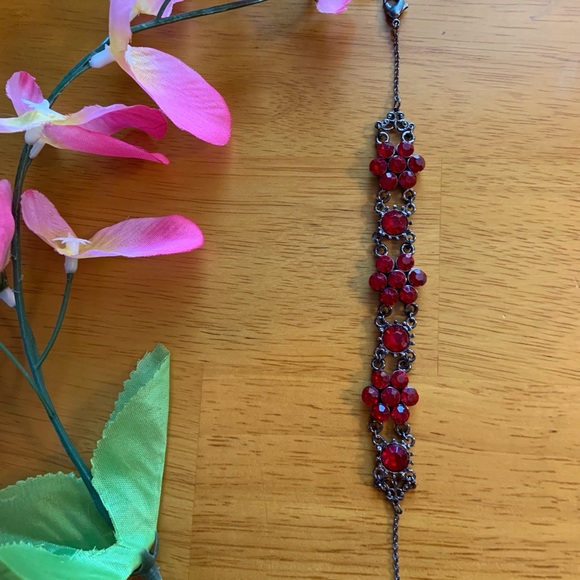 Vintage gunmetal glass bead red floral bracelet, 7 inches - Picture 2 of 7